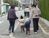 手をつないでお散歩